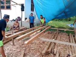 Wujut Kebersamaan Babinsa, Karya Bakti Bantu Warga Bangun Rumah