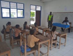 Babinsa Desa Lolotuara, Berikan Wawasan Kebangsaan Kepada Siswa Siswi SD