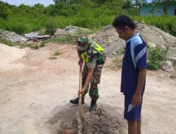 Melalui Karbak, Babinsa Bantu Warga Campur Semen untuk Pembagunan Rumah