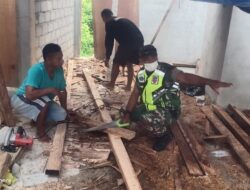 Di Tengah Kesibukan Kegiatan, Babinsa Koramil 01/Tiakur Bantu Warga Bangun Rumah di Desa Binaan