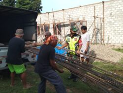 Babinsa 1511-06/Wetar Giat Karbak, Bantu warga Desa Ilwaki Angkat Besi