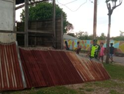 Babinsa Desa Tepa, Bantu Warga Terdampak Bencana Alam Angin Puting Beliung