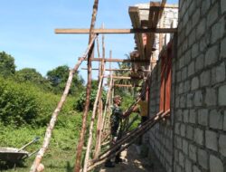 Babinsa-06/Wetar, Giat Karbak Bantu Warga Pasang Batako Rumah
