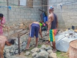 Peduli Sesama, Babinsa Bantu Pembuatan Pondasi Rumah Warga Binaan