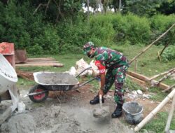 Wujut Kebersamaan, Babinsa Bantu Warga Campur Semen Untuk Pembagunan Rumah