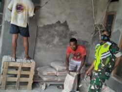 Tumbuhkan Rasa Peduli, Babinsa Bantu Plester Dinding Rumah Warga