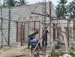 Dengan Semangat Karbak, Babinsa  Bantu Pengecoran Tiang Rumah Warga