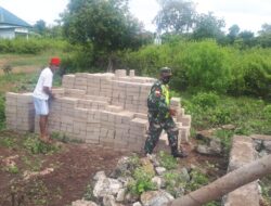 Ciptakan Kebersamaan, Babinsa Giat Karbak Bantu Warga  Angkat Batako