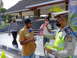Polda Maluku Pasang Stiker Himbauan Keselamatan Lalu Lintas