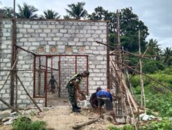 Jalin kebersamaan babinsa Karbak, bantu warga cor Tiang rumah