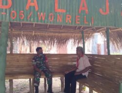 Lakukan Komsos, Babinsa Koramil 05/Wonreli Ajak Warga Tetap Patuhi Prokes