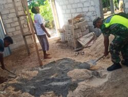 Ringankan Beban Warga, Babinsa Bantu Campur Semen Untuk Pembagunan Rumah 
