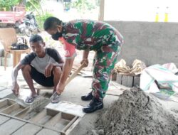 Babinsa Koramil 1511-05/Wonreli, Bantu Warga Mencetak Batako
