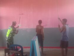 Babinsa Karbak, Bantu Warga  Pengecatan Tembok Rumah