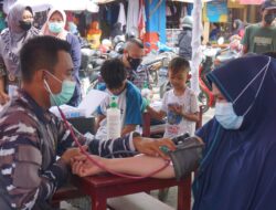 VAKSINASI KELILING LANTAMAL IX, MENYASAR WARGA PASAR WAIHERU PERUMNAS AMBON