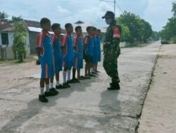 Tumbuhkan Sikap Disiplin, Babinsa Berikan PBB Kepada Siswa SMP