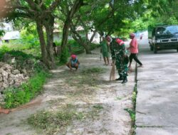 Peduli Lingkungan Babinsa-03/Tepa, bersama warga bersihkan Bahu jalan