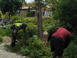Ciptakan Lingkungan Sehat, Babinsa dan Warga Karya Bakti Bersihkan Bahu Jalan
