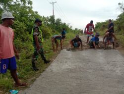 Babinsa 1511-02/P.Masela Bersama Warga Giat Karbak Cor Jalan Setapak