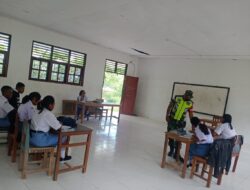 Sertu Simon Kelvin Alberthus, memberikan materi Wawasan Kebangsaan kepada siswa SMA