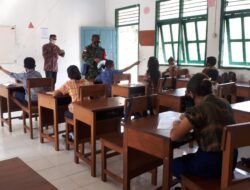 Babinsa Desa Patti Intensif Bagikan Masker kepada Para Murid SMP