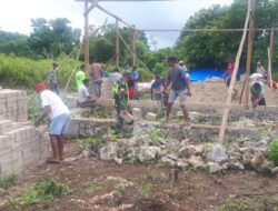 Babinsa Koramil 1511-01/Tiakur, Bantu Pasang Batako Rumah Warga Binaan