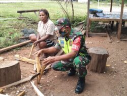 Kepedulian Sosial Terhadap Warga Binaan, Babinsa Bantu Membelah Kayu Bakar