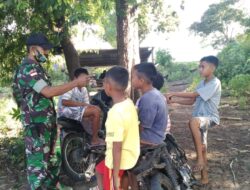 Babinsa Koramil 06/Wetar Komsos Dengan Anak-Anak, Berikan Himbauan Prokes Covid-19