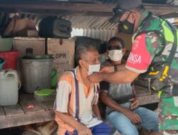 Babinsa Koramil-03/Tepa, Komsos Dan Bagikan Masker Kewarga Binaan
