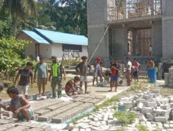 Sertu F. Samangun, Bantu Warga Cetak Batako Untuk Pembagunan Gedung Gereja