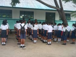 Babinsa Ajarkan PBB Pada Siswa-Siswi Tingkat SMP