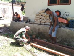 Kepedulian TNI, Babinsa Bantu Buat Rangka Atap Rumah Warga Binaan
