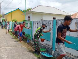 MENJALIN KEAKRABAN BABINSA BANTU WARGA MENGECAT PAGAR DESA