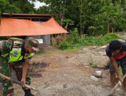 Ringankan Beban Warga Binaan, Babinsa Bantu Campur Semen
