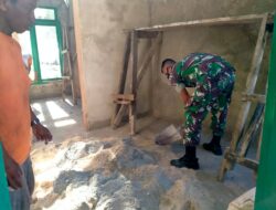 Wujut Kebersamaan Dengan Masyarakat, Babinsa Bantu Plester Diding Rumah
