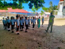 Tanamkan Kedisiplinan dan Bentuk Mental Bagi Siswa SD, Babinsa Berikan Pelatihan PBB di Sekolah