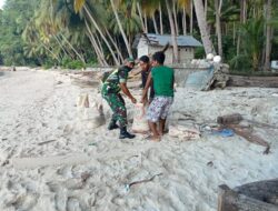 Peduli Warganya, Babinsa Bantu Angkat Pasir