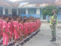Babinsa Koramil 1511-01/Tiakur, Latih PBB Kepada Siswa SD