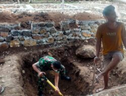 Kompak Bersama Warga, Babinsa Bantu Bangun Pastori 2 Jemaat Ebennezer