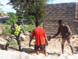Dengan Hati yang Iklas, Babinsa-01/Tiakur Bantu Warga Angkat Pasir