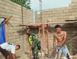 Bersinergis Dengan Warga, Babinsa Bantu Pemasangan Batako Pembangunan Rumah