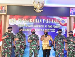 DANLANTAMAL IX SERAHKAN TALI ASIH KASAL, KEPADA PERSONEL LANTAMAL IX YANG PENSIUN