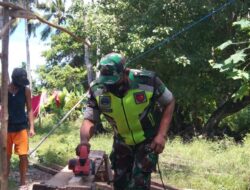 Atasi Kesulitan Warganya, Babinsa Bantu Skap Kayu Untuk Pembagunan Rumah