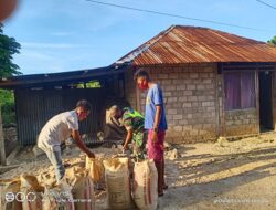 Babinsa 1511-01/ Tiakur, Bantu Warga Angkat Matrial Pasir