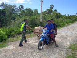Babinsa Desa Lolotuara Bantu Warga Angkat Matrial Pasir