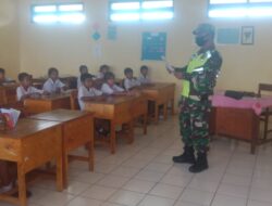 Babinsa-01/Tiakur, Ajarkan Wawasan Kebangsaan kepada Siswa-Siswi SD Kristen Yamluly