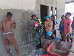 Babinsa Koramil 1511-03/Tepa, Bersinergi Bantu Plester Diding Rumah Warga Binaan