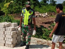 Babinsa Karya Bakti, Bantu Warga Angkat Batako
