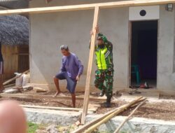 Babinsa Koramil 01/Tiakur, Bantu Warga Bangun Teras Rumah