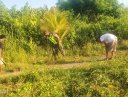 BERSAMA WARGA BINAANNYA, BABINSA LAKUKAN PEMBERSIHAN LINGKUNGAN